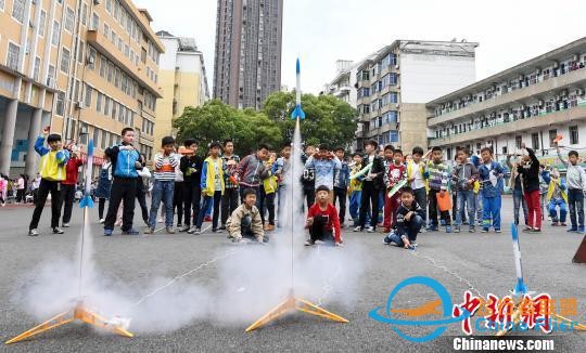 江西小学生亲手制作飞机火箭模型-1.jpg