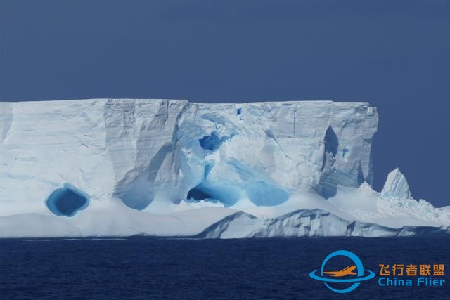 面积超4000平方公里！南极洲诞生世界最大冰山-1.jpg