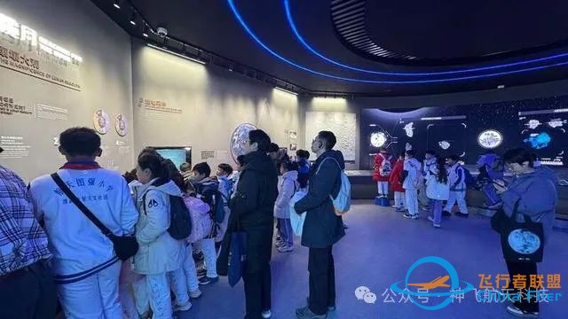 嫦娥五号月球样品展激发小学生太空梦:未来要取回火星土壤w2.jpg