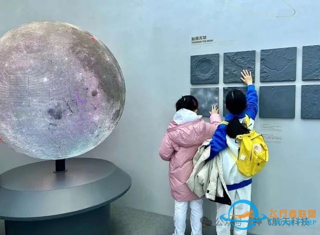 嫦娥五号月球样品展激发小学生太空梦:未来要取回火星土壤w3.jpg