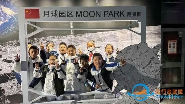 嫦娥五号月球样品展激发小学生太空梦:未来要取回火星土壤w5.jpg