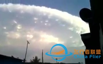 国外拍到的天文奇观，天空出现一个巨大的飞碟云！-1.jpg