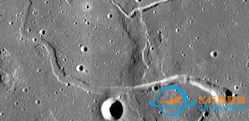 月球表面发现大量坑洞，NASA：可作为将来月球基地选址-6.jpg