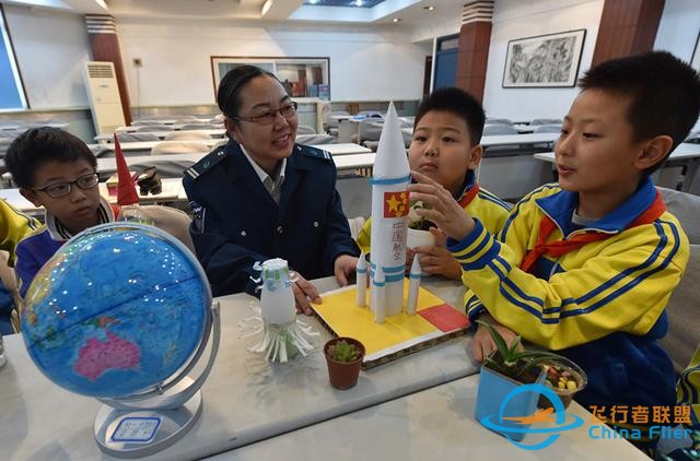 石家庄：小学生用废旧塑料瓶制作火箭模型-1.jpg